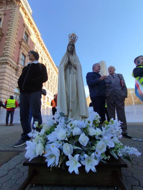 FOTO & VIDEO Milosna javna molitva krunice u travnju