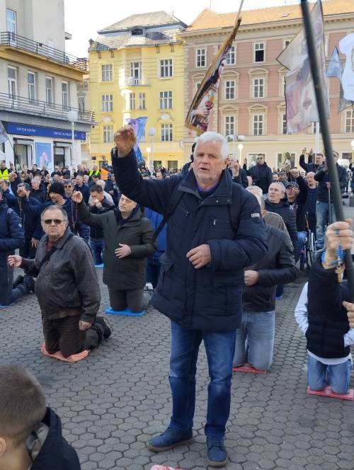 FOTO & VIDEO Milosna javna molitva krunice u travnju