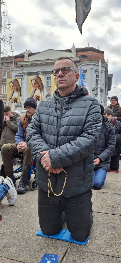 PRVA SUBOTA Vitezovi molili krunicu na zagrebačkom Trgu