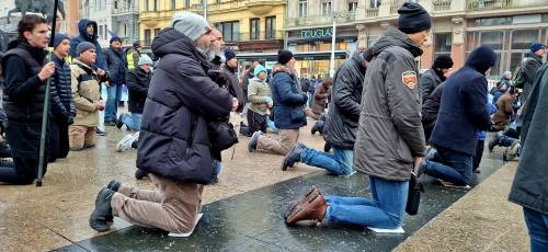 FOTO Prva ovogodišnja javna molitva krunice muškaraca na Trgu