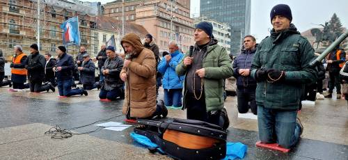 FOTO Prva ovogodišnja javna molitva krunice muškaraca na Trgu