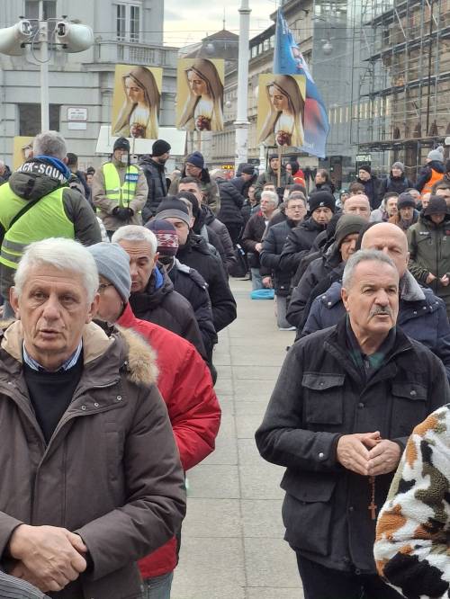 PRVA SUBOTA Vitezovi molili krunicu na zagrebačkom Trgu
