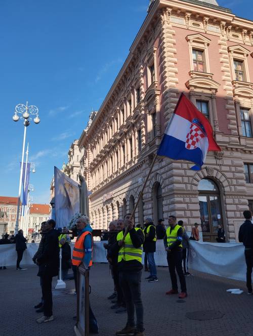 FOTO & VIDEO Milosna javna molitva krunice u travnju