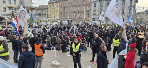 PRVA SUBOTA Vitezovi molili krunicu na zagrebačkom Trgu