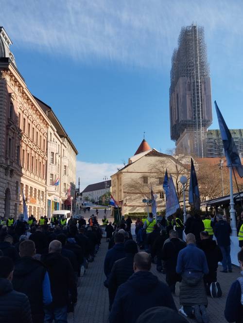 FOTO & VIDEO Milosna javna molitva krunice u travnju