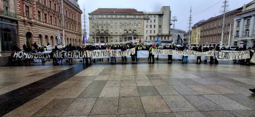 FOTO Prva ovogodišnja javna molitva krunice muškaraca na Trgu