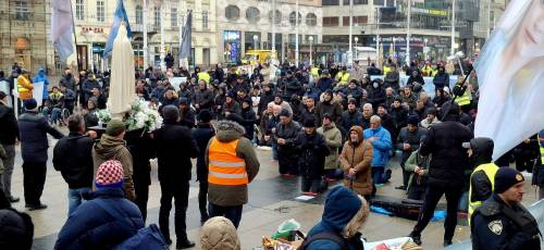 FOTO Prva ovogodišnja javna molitva krunice muškaraca na Trgu