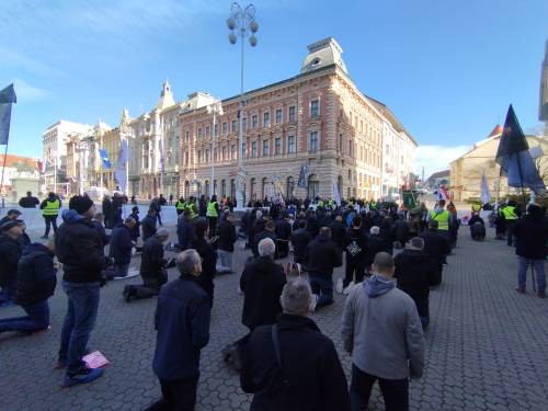 FOTO & VIDEO Milosna javna molitva krunice u travnju