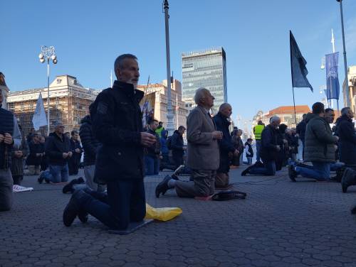 FOTO & VIDEO Milosna javna molitva krunice u travnju