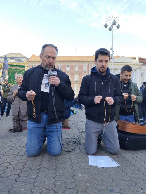 FOTO & VIDEO Milosna javna molitva krunice u travnju