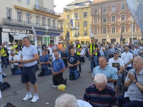 FOTO/VIDEO Održana rujanska javna molitva krunice u Zagrebu