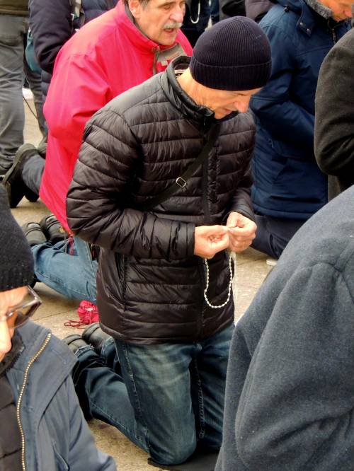 PRVA SUBOTA Vitezovi molili krunicu na zagrebačkom Trgu