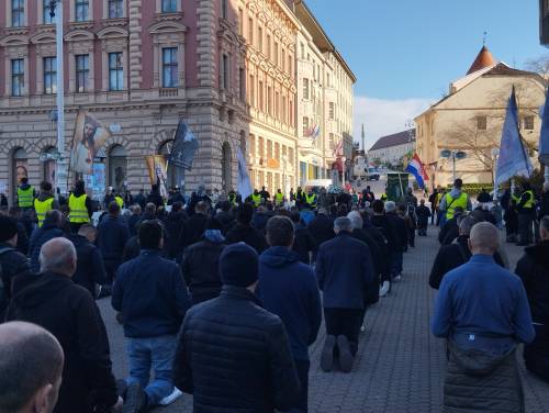 FOTO & VIDEO Milosna javna molitva krunice u travnju