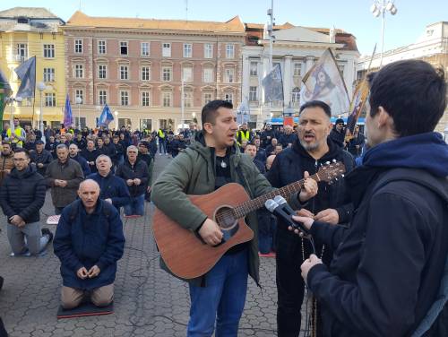 FOTO & VIDEO Milosna javna molitva krunice u travnju
