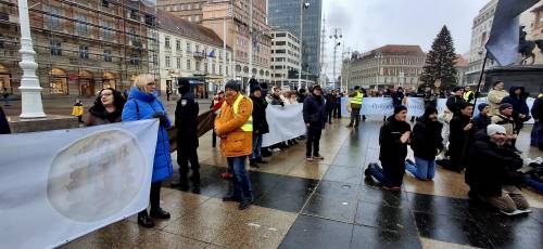 FOTO Prva ovogodišnja javna molitva krunice muškaraca na Trgu