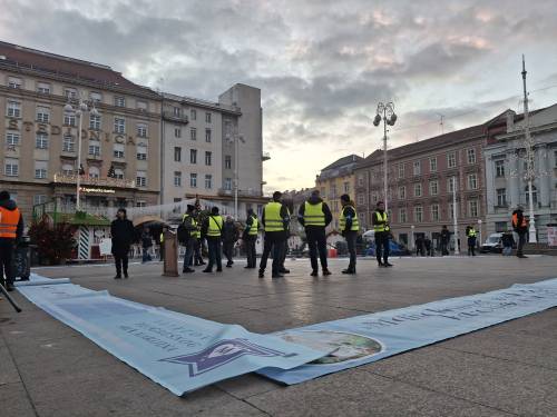 PRVA SUBOTA Vitezovi molili krunicu na zagrebačkom Trgu