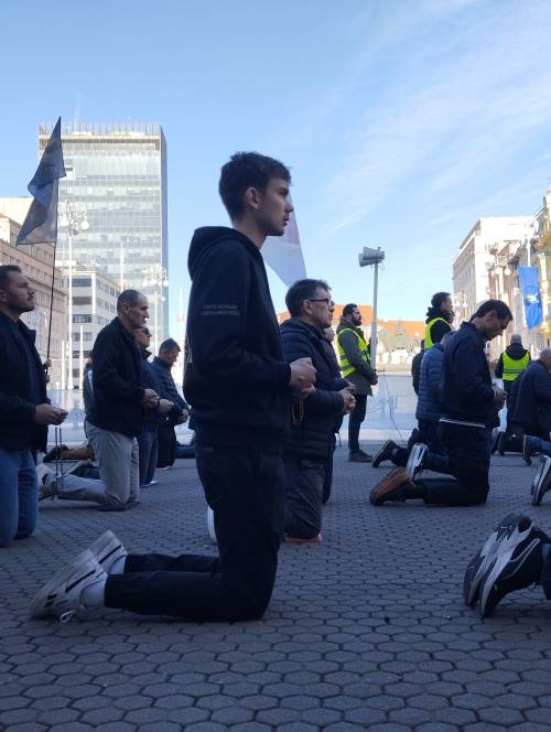 FOTO & VIDEO Milosna javna molitva krunice u travnju