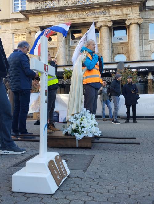 FOTO & VIDEO Milosna javna molitva krunice u travnju