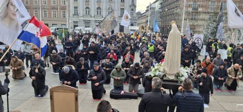 PRVA SUBOTA Vitezovi molili krunicu na zagrebačkom Trgu