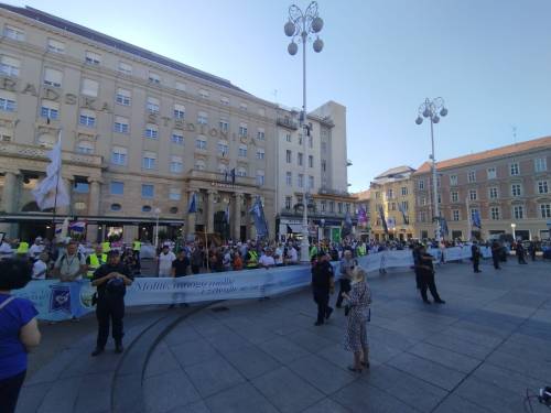 FOTO/VIDEO Održana rujanska javna molitva krunice u Zagrebu