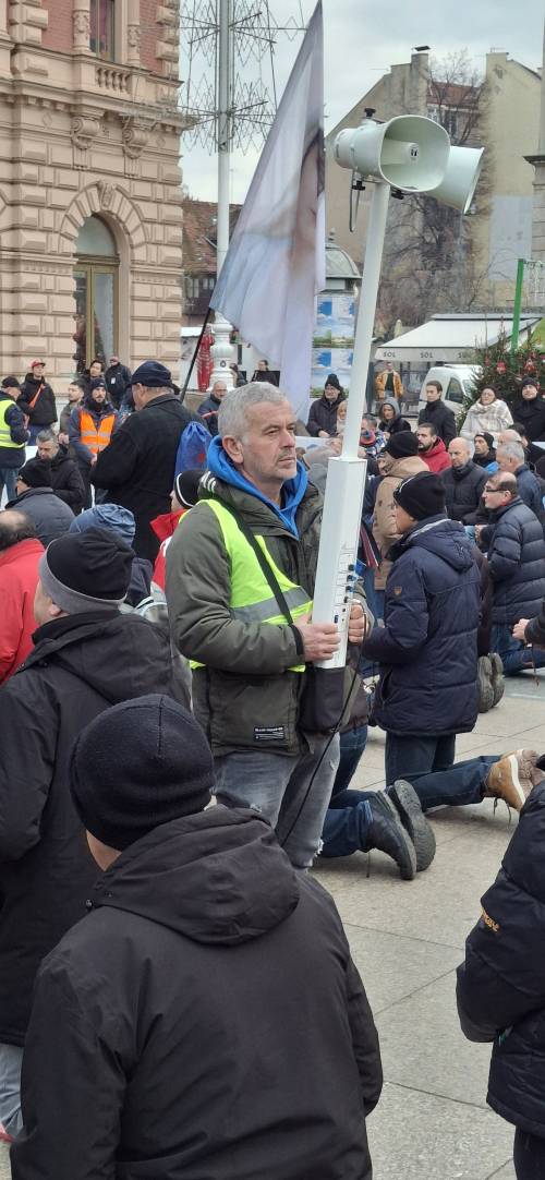 PRVA SUBOTA Vitezovi molili krunicu na zagrebačkom Trgu
