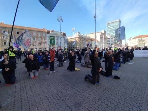 FOTO & VIDEO Milosna javna molitva krunice u travnju