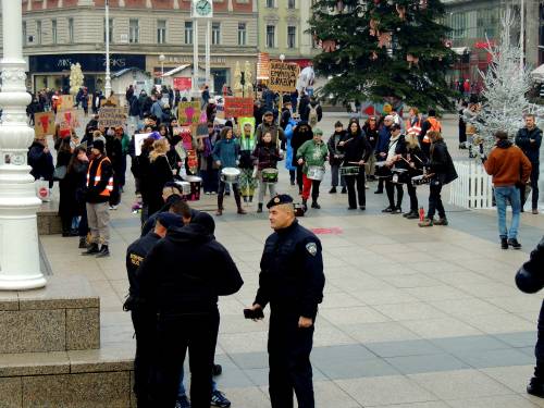 PRVA SUBOTA Vitezovi molili krunicu na zagrebačkom Trgu