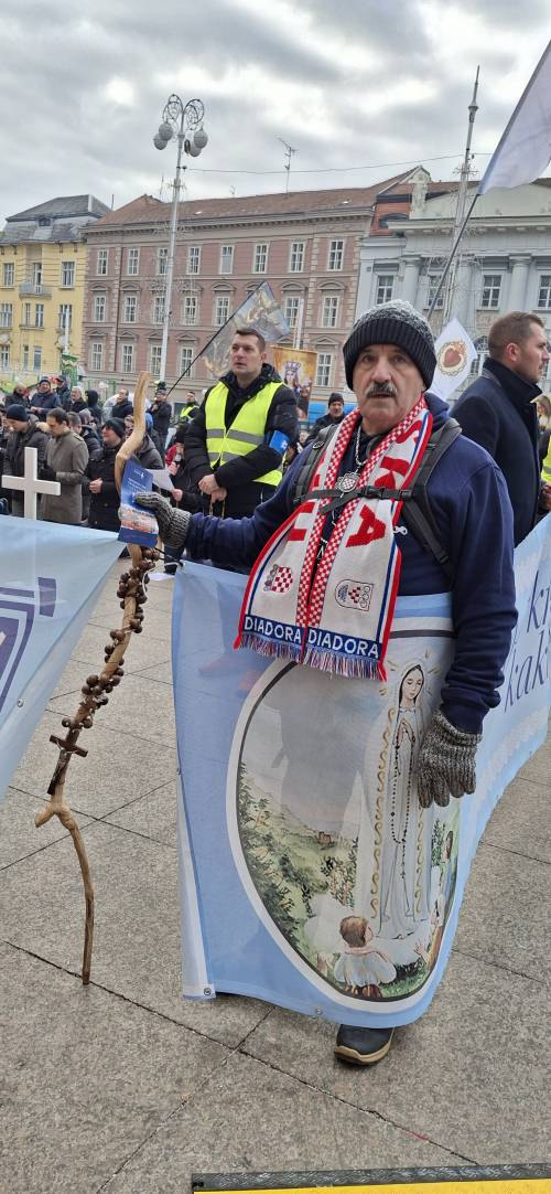 PRVA SUBOTA Vitezovi molili krunicu na zagrebačkom Trgu