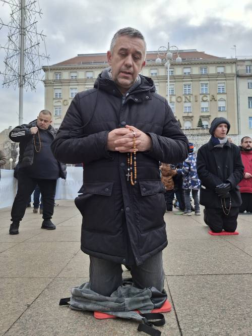 PRVA SUBOTA Vitezovi molili krunicu na zagrebačkom Trgu
