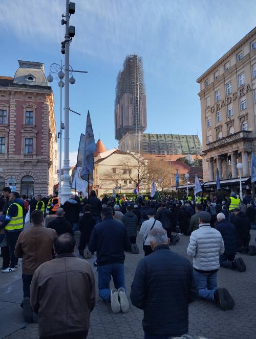 FOTO & VIDEO Milosna javna molitva krunice u travnju