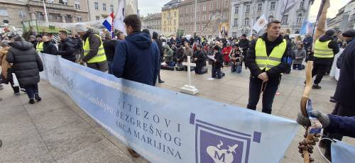 PRVA SUBOTA Vitezovi molili krunicu na zagrebačkom Trgu