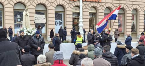 PRVA SUBOTA Vitezovi molili krunicu na zagrebačkom Trgu