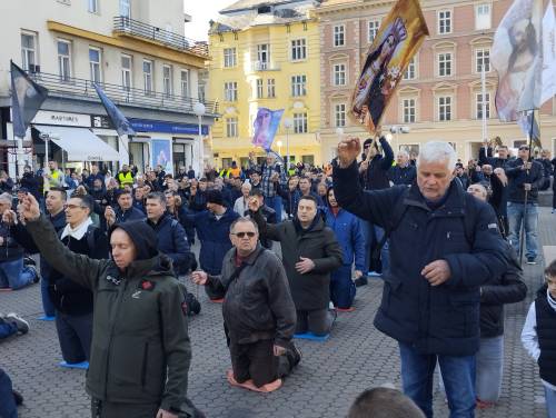 FOTO & VIDEO Milosna javna molitva krunice u travnju