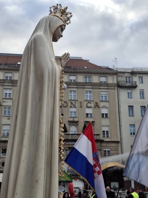 PRVA SUBOTA Vitezovi molili krunicu na zagrebačkom Trgu