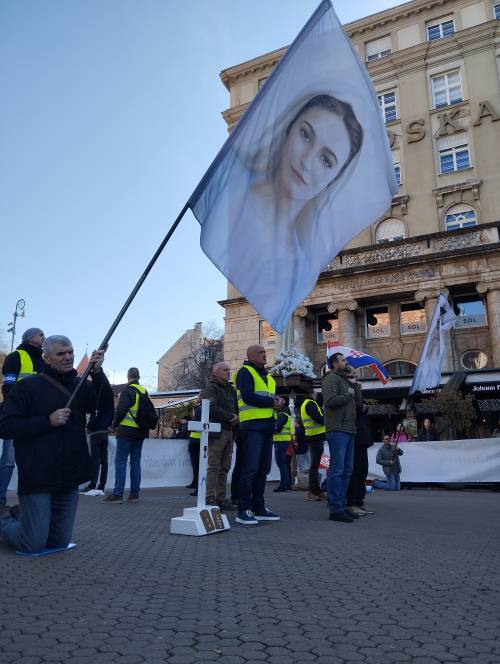 FOTO & VIDEO Milosna javna molitva krunice u travnju