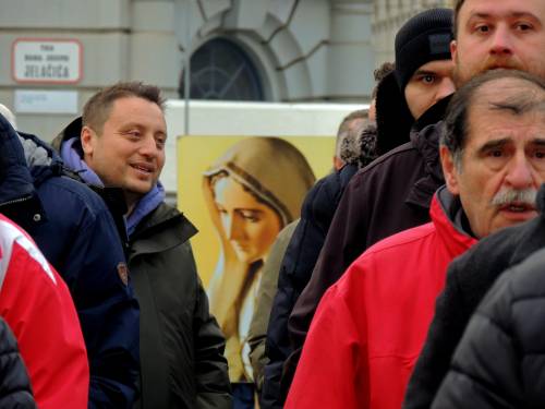 PRVA SUBOTA Vitezovi molili krunicu na zagrebačkom Trgu
